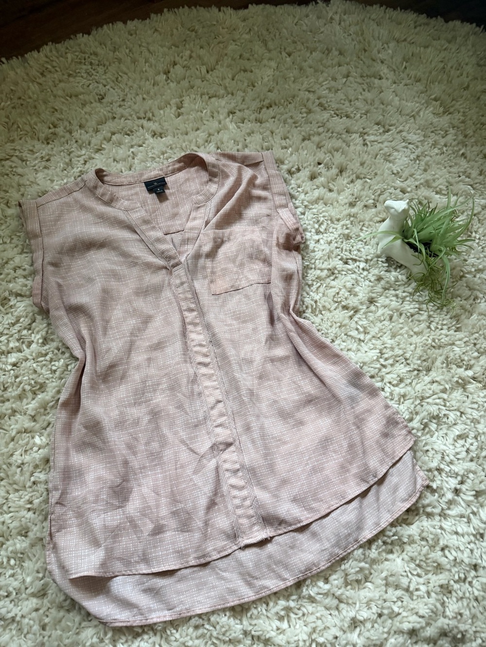 Sleeveless summer Worthington women’s V-Neck Pocket Blouse in Blush Pink